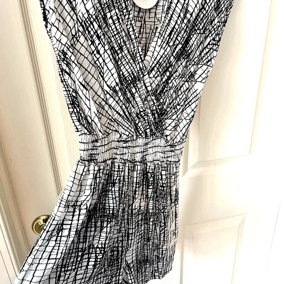 GILLI USA NWT Black White Graphic Print Romper Size Small | Wrap Style - Picture 8 of 10